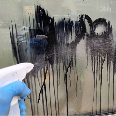 Usuwanie graffiti ze szklanej powierzchni