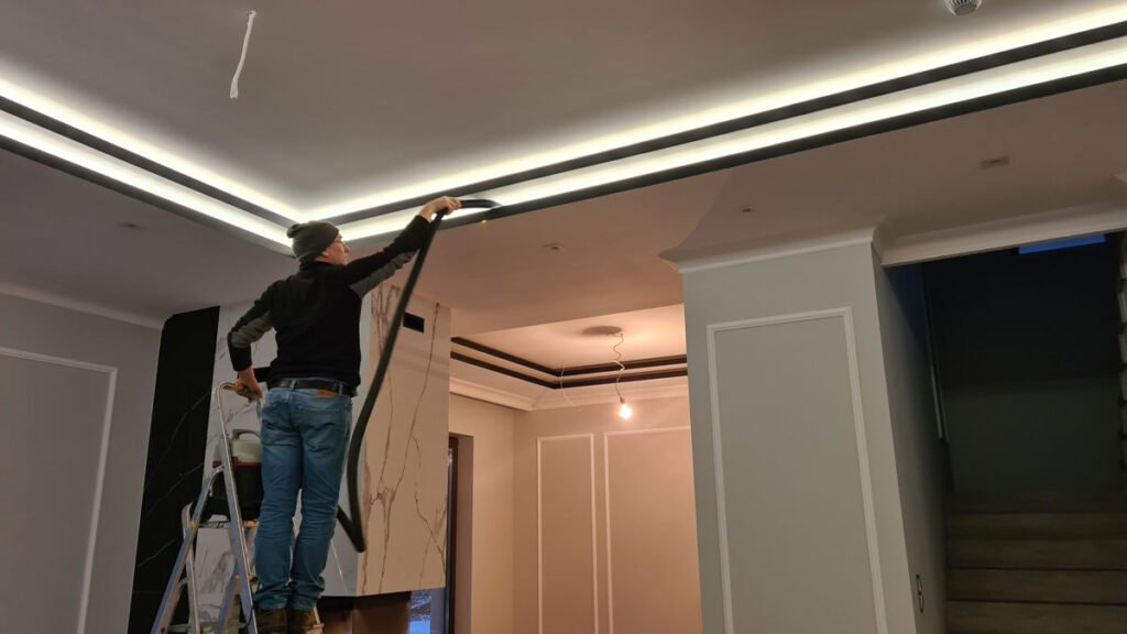 Wnętrze nowo wybudowanego domu Klienta Solid work w trakcie sprzątania przez pracownika firmy