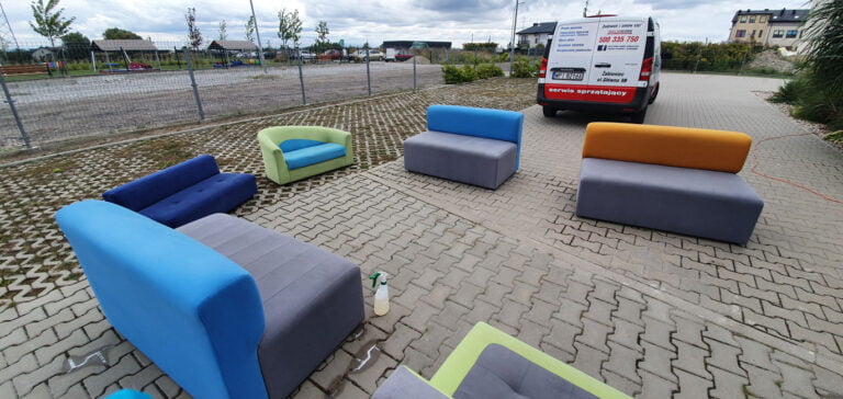 kolorowe hotele i kanapy na podjeździe schnące po czyszczeniu