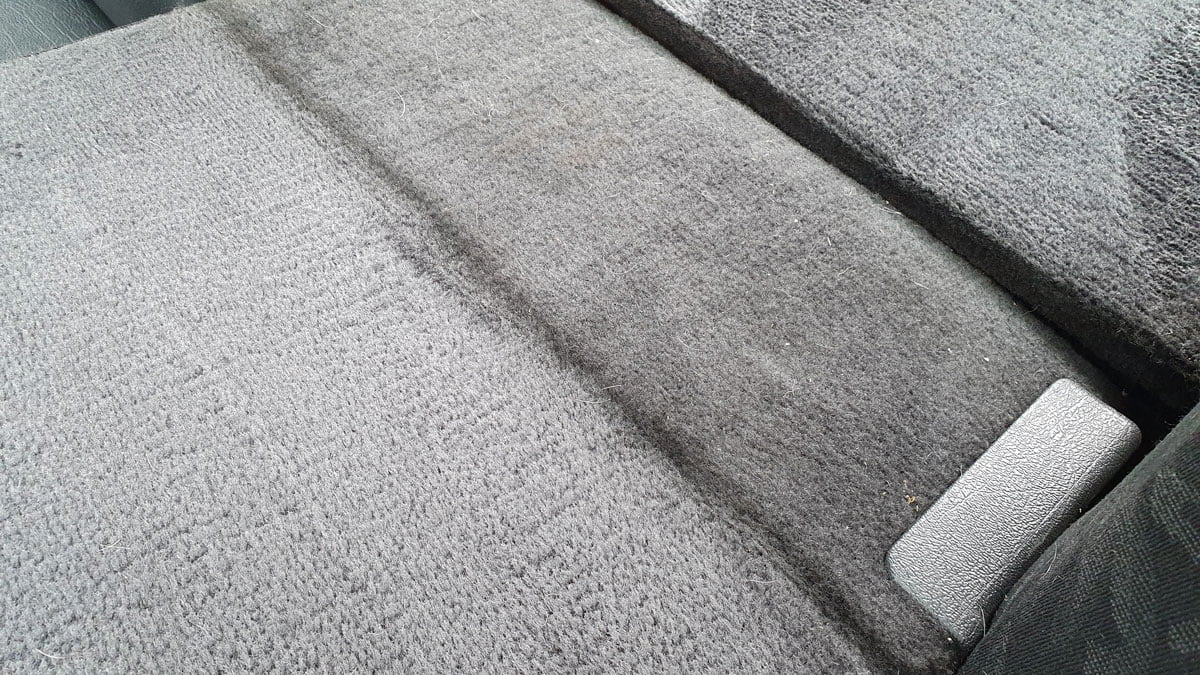Fragment szarej tapicerki w samochodzie - po wypraniu przez firmę Solid Work