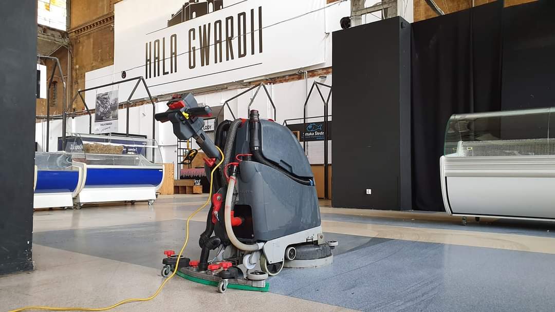 Profesjonalna maszyna firmy Solid Work czyszcząca duże powierzchnie posadzek stojąca przed Halą Gwardii