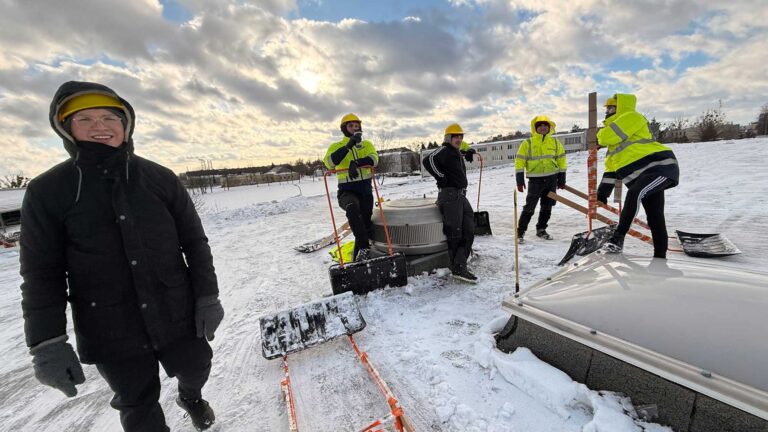 Odśnieżanie dachów i posesji – szybko, bezpiecznie i zgodnie z przepisami